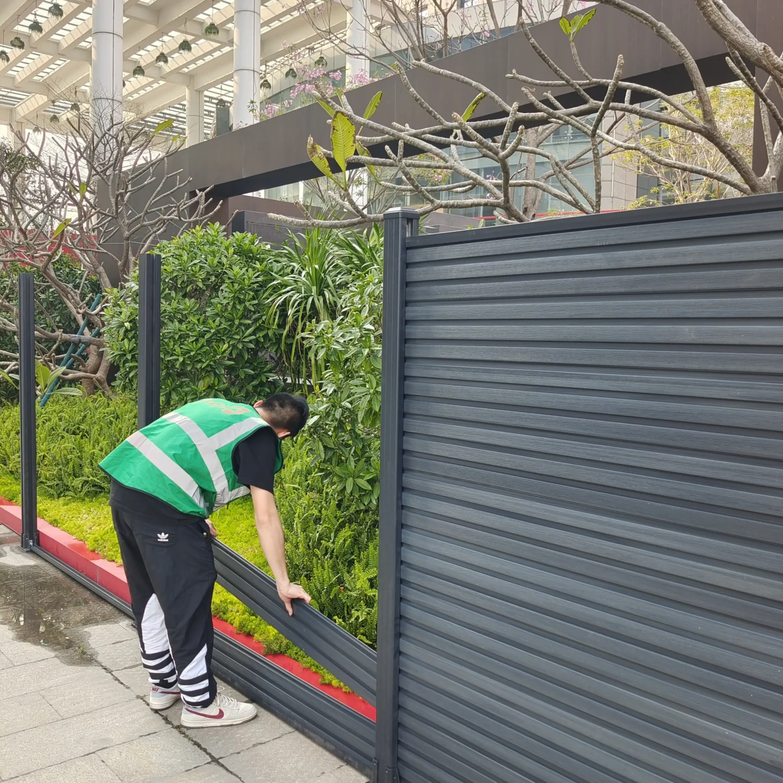 slat composite fence installing