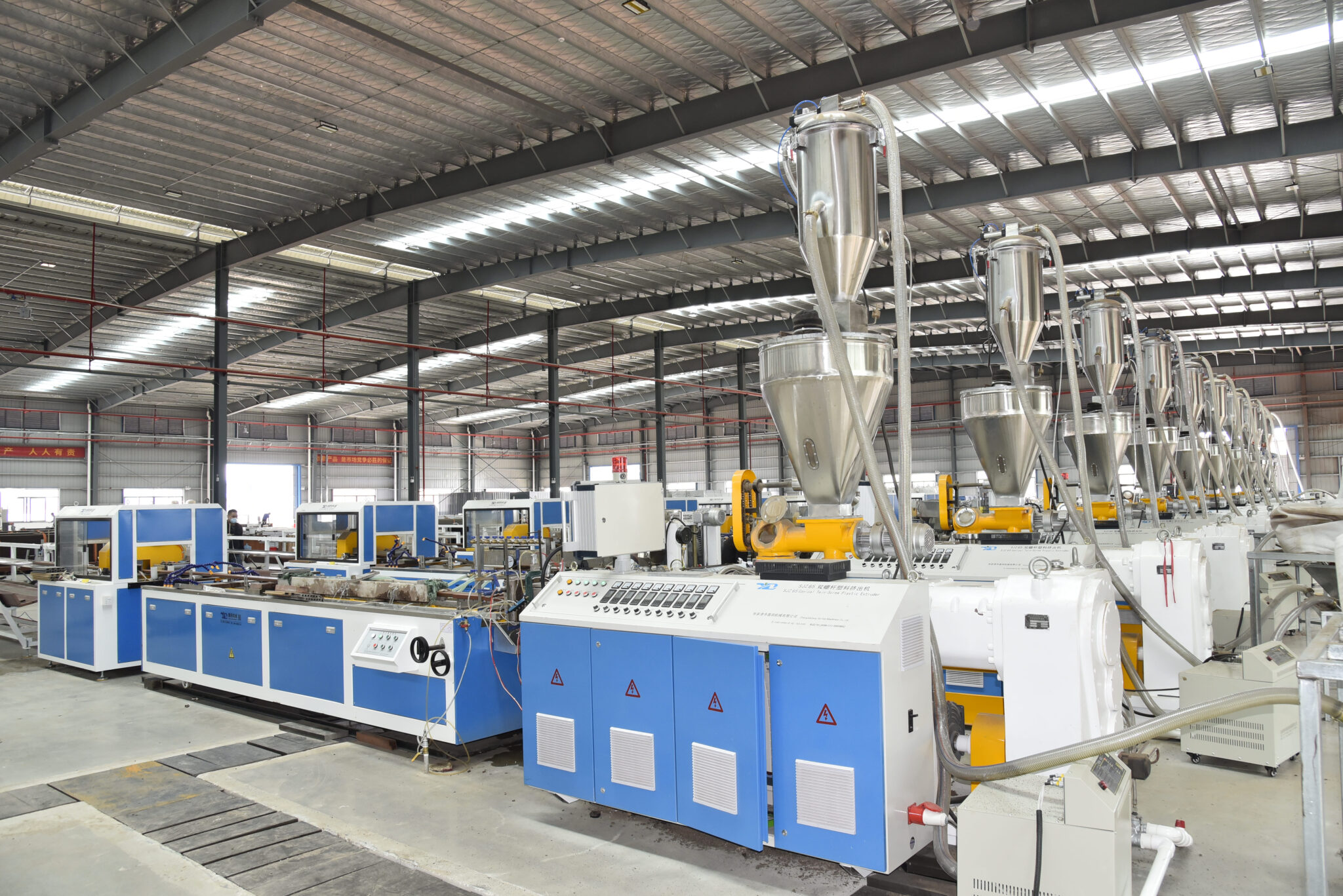 60 líneas de producción en la fábrica MecoFence