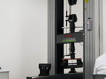 3,500N bending strength test on a MecoFence composite fence board, verifying Category-7 wind resistance
